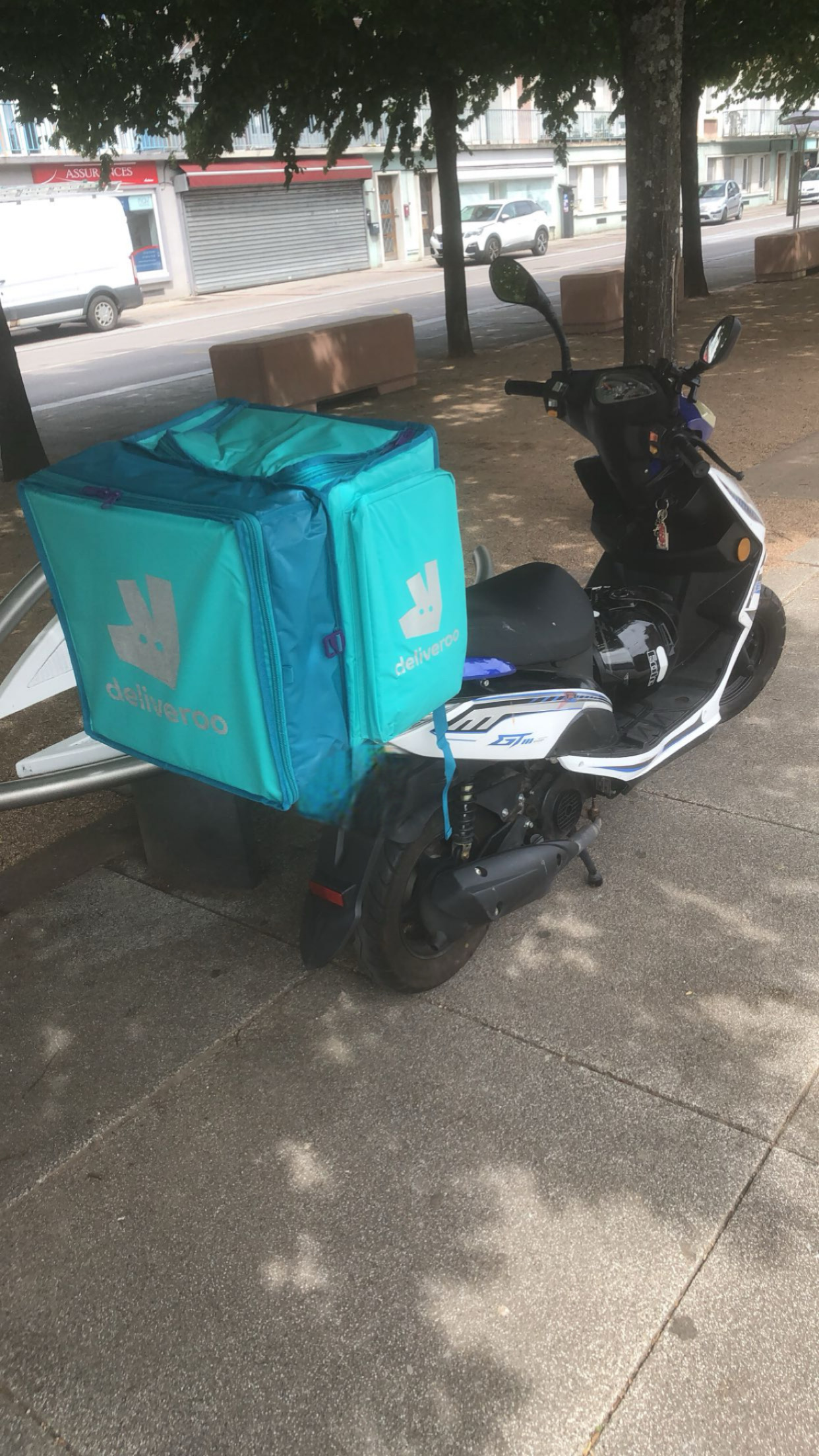 Vue de face de mon ancien scooter, équipé pour les livraisons